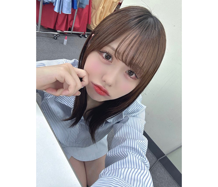 佐藤佳穂、清楚可愛い！美脚チラ見せシャツコーデにファン歓喜の声