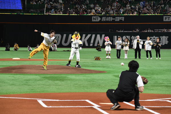会場が盛り上がレオン！セレモニアルピッチで同級生と感動の再会＆WAKI WAKIダンス披露