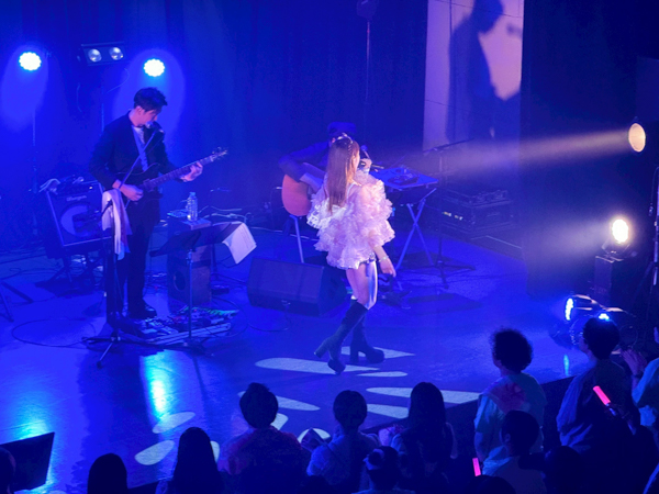 加護亜依、デビュー25周年ライブで語った「やらかした私」と「いまが一番好きな自分」