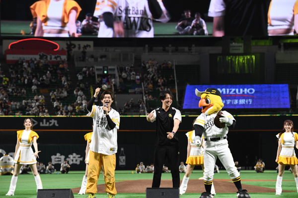 会場が盛り上がレオン!セレモニアルピッチで同級生と感動の再会&WAKI WAKIダンス披露