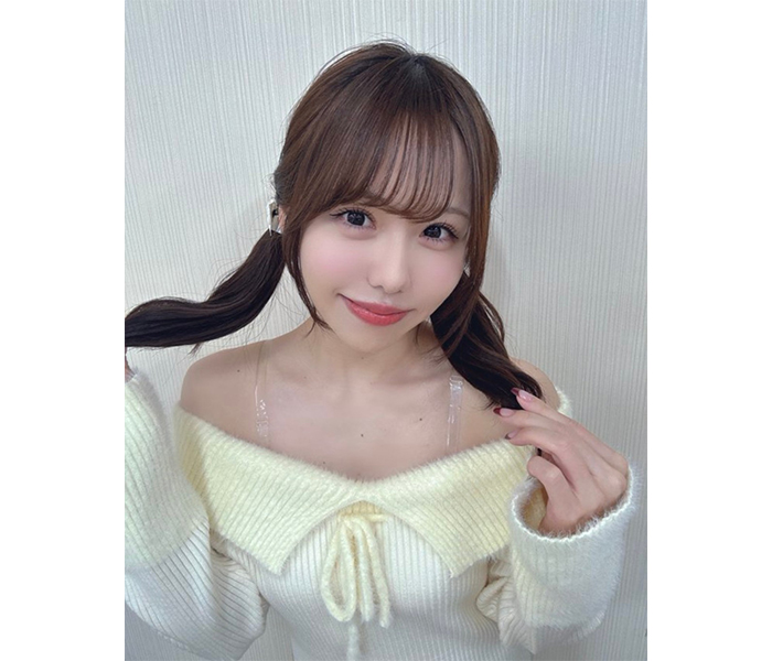 佐藤佳穂、オフショルコーデで美デコルテあらわに
