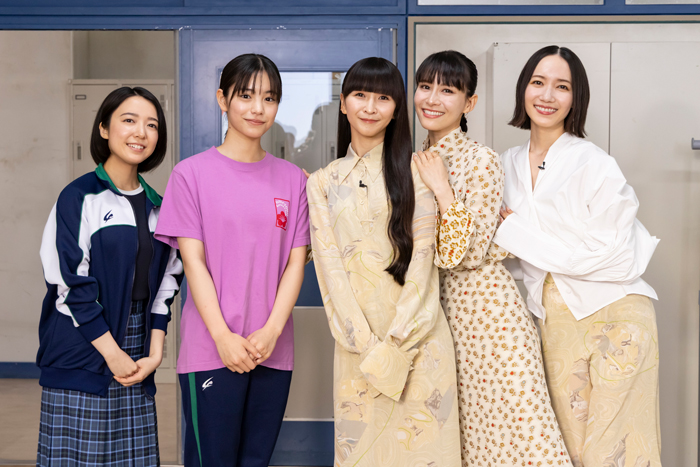 2016年、2018年に公開された広瀬すず主演の映画『ちはやふる－上の句・下の句・結び－』で、主題歌『FLASH』『無限未来』の2曲を通して、作品の世界観を彩ってきたPerfume。映画シリーズから約10年、今夏放送の日本テレビ系連続ドラマ『ちはやふる－めぐり－』（7月9日よる10時スタート）の主題歌を再びPerfumeが務めることが決定した。 主題歌のタイトルは『巡ループ』（読み：めぐるーぷ）。作詞・作曲は、Perfumeのサウンドプロデューサーとして数々の名曲を生み出してきた中田ヤスタカ氏。今回の楽曲は、映画『ちはやふる』で千早（広瀬すず）や奏（上白石萌音）らが経験した青春が、10年後の世代に受け継がれるイメージが形となった。 本作は、映画から10年後の世界。大きな挫折により、青春を諦めてしまった藍沢めぐる（當真あみ）が、顧問として梅園高校に赴任してきた大江奏（上白石萌音）と出会い、競技かるた部に入部し、新たな仲間と共に成長していく姿が描かれる。そして、全国大会出場を目指し、高校最強の瑞沢高校に挑んでいく物語。 監督の藤田直哉は「10代のかけがえのない一瞬を精一杯生きる努力が積み重なって、未来が形作られていく。仲間を信じて、自分を信じて、一歩を踏み出す勇気をもつこと。踏み出した先には、予想もしてなかった世界が広がっているという、ポジティブなイメージ」と楽曲の制作をPerfumeのサウンドプロデューサーである、中田ヤスタカ氏にリクエスト。そして、ドラマの登場人物たちを勇気づけ、視聴者の方々にとっても応援歌になるような、新たなちはやふるに相応しい主題歌『巡ループ』が誕生した！ 映画シリーズに続き、Perfumeの音楽が競技かるたに青春を懸ける主人公たちの姿を力強く後押しする。 Perfumeの3人は「映画『ちはやふる』上の句下の句そして結びに引き続き、ドラマでも主題歌を担当させていただけるなんて！とても嬉しいです！」と歓喜し「『巡ループ』は、何かに心を燃やして情熱をかける美しさ、儚さを感じる曲です」と紹介。「『ちはやふる』とまた青春を共にできることを楽しみにしています！」と声を弾ませた。 主演の當真は、Perfumeが主題歌を担当することを聞いた際の様子を「飛び上がりそうなくらい嬉しかったです」と振り返り、「サビの部分は一度聞いただけで口ずさむくらいとても記憶に残る素敵な歌でした」と『巡ループ』の感想を言葉に。「この曲がドラマ終盤あのシーンにかかるのかと想像しながら聴いていると、今までの撮影の記憶やみんなとの思い出が頭の中で巡って、つい涙が出そうになりました」と胸の内を明かした。 また、プロデューサーの榊原真由子は「今回の主題歌のタイトルは『巡ループ』。最初に聞いた時から、どこか懐かしい爽やかな曲調が頭から離れない大好きな曲です」といい「このドラマと『巡ループ』はきっと多くの人に愛される、と確信しました」と期待を込めた。