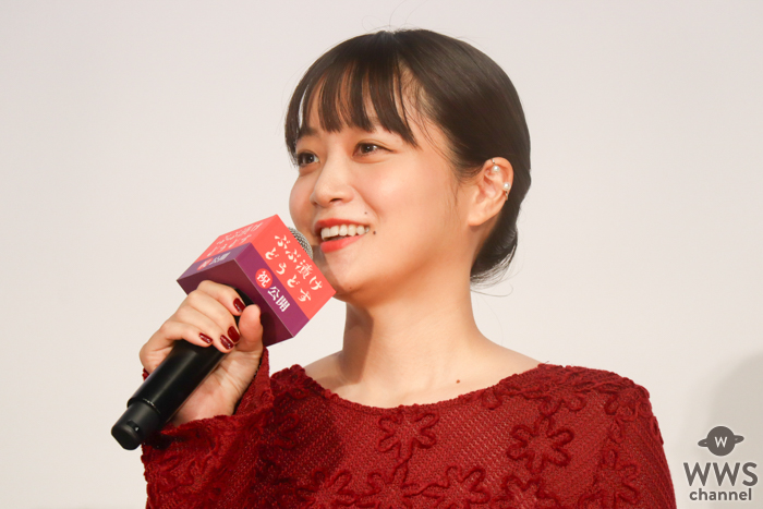 深川麻衣、ワインレッドのドレスで登場「監督の演出に驚かされっぱなしでした」＜『ぶぶ漬けどうどす』公開記念舞台挨拶 ＞
