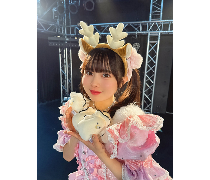 近藤沙瑛子、華やか衣装×牡蠣のぬいぐるみの2SHOTに「めっちゃ可愛い」