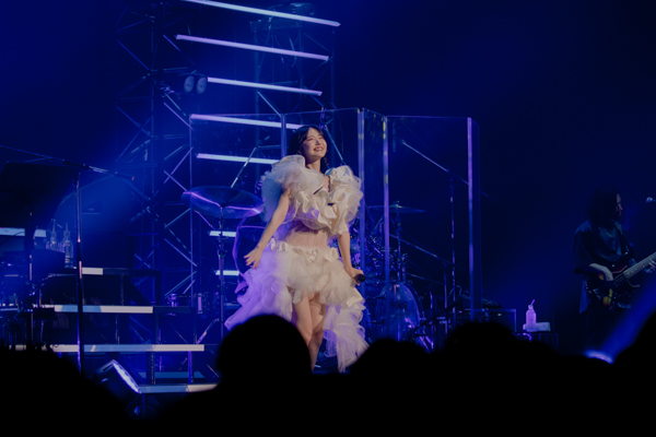 鈴木愛理ツアー初日は横浜で開幕、新曲Oops!撮影可の演出でファン熱狂