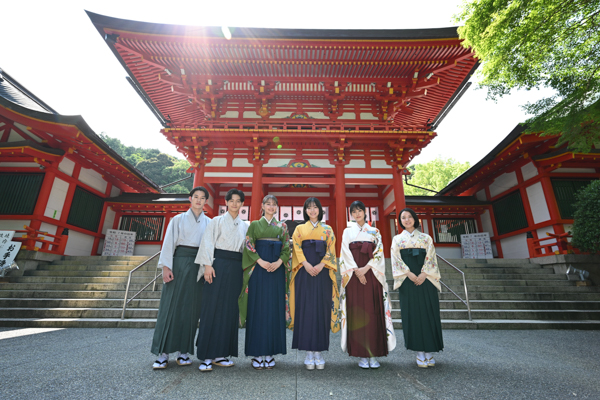 上白石萌音・原菜乃華・當真あみら若手俳優6人が集結！かるたの聖地・近江神宮を訪れヒット祈願！
