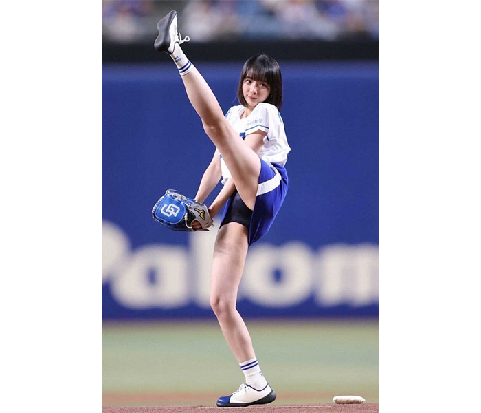 岡田紗佳、迫力が凄い！始球式での様子に反響「ん〜〜〜〜〜しゅき」