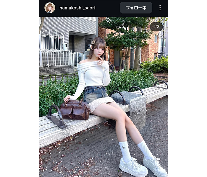 濱越さおり、超ミニ！ジーンズスカートから美脚を披露