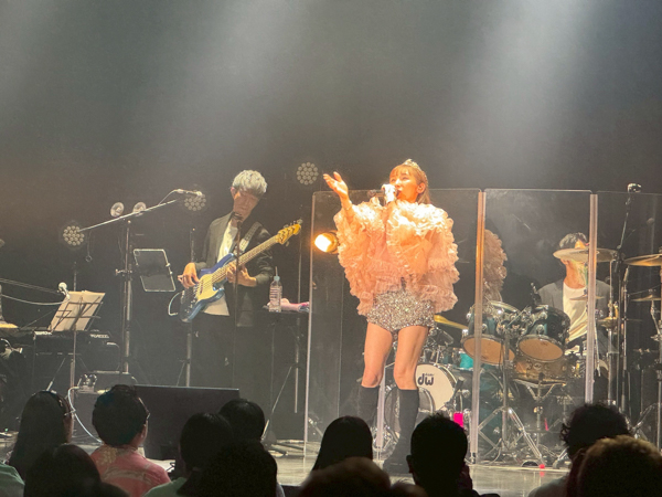 加護亜依、デビュー25周年ライブで語った「やらかした私」と「いまが一番好きな自分」