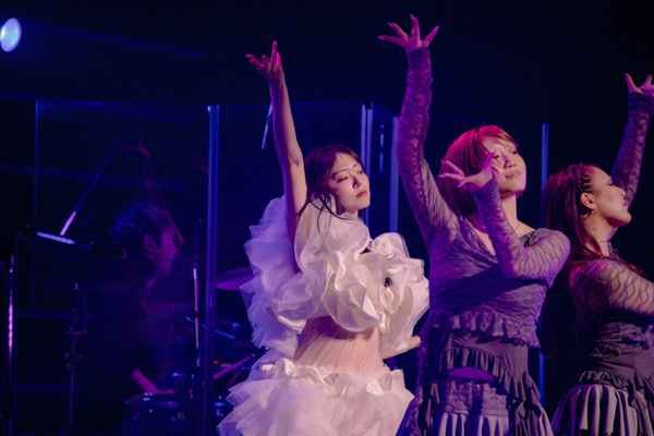 鈴木愛理ツアー初日は横浜で開幕、新曲Oops!撮影可の演出でファン熱狂