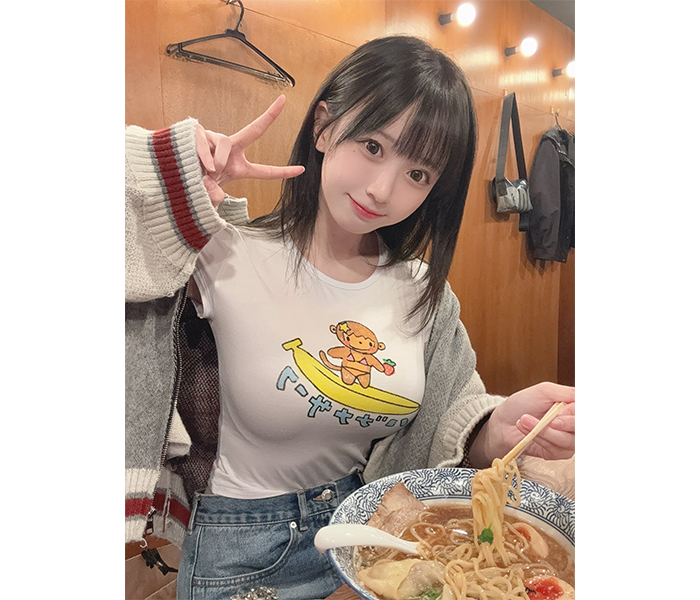 yami、ラーメン食べる「彼女感」スタイルでファン魅了