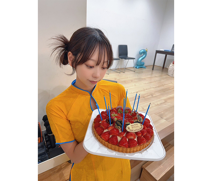 「おめでとうございます」青山ひかる、美貌きわだつ衣装で誕生日を報告！ファンおめでとうの声！