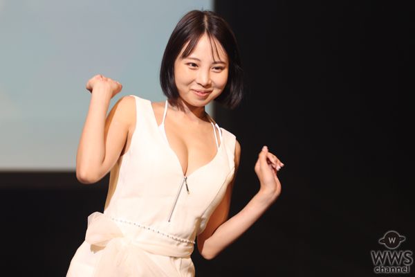 【写真特集】グラビアタレント・葵成美、『TREND GIRLS FESTIVAL』にクールなドレス衣装で登場!