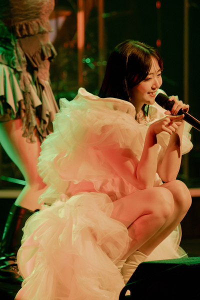鈴木愛理ツアー初日は横浜で開幕、新曲Oops!撮影可の演出でファン熱狂