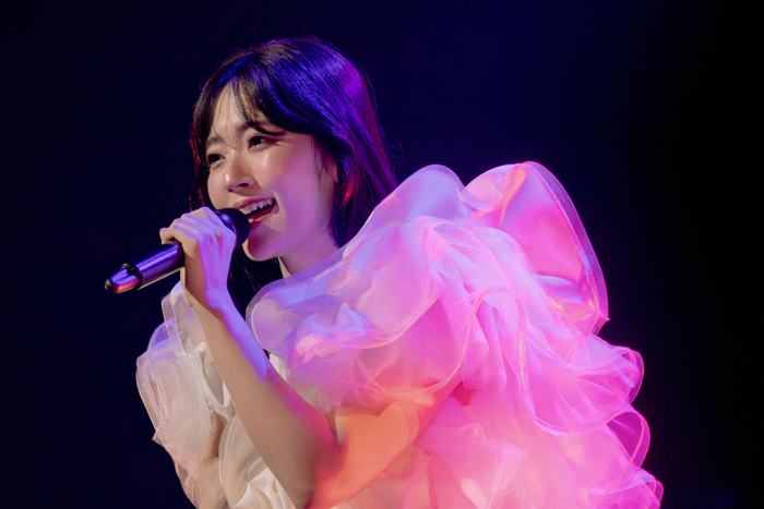 鈴木愛理ツアー初日は横浜で開幕、新曲Oops!撮影可の演出でファン熱狂