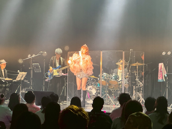 加護亜依、デビュー25周年ライブで語った「やらかした私」と「いまが一番好きな自分」