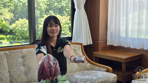 【写真特集】モデル・新井美穂＆島田果琳さん、ミニスカゴルフウェアで高知県黒潮町のおすすめメニューを紹介！