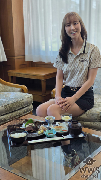 【写真特集】モデル・新井美穂＆島田果琳さん、ミニスカゴルフウェアで高知県黒潮町のおすすめメニューを紹介！