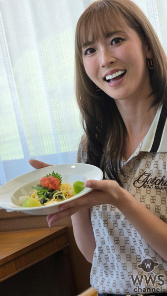 【写真特集】モデル・新井美穂＆島田果琳さん、ミニスカゴルフウェアで高知県黒潮町のおすすめメニューを紹介！