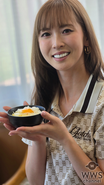 【写真特集】モデル・新井美穂＆島田果琳さん、ミニスカゴルフウェアで高知県黒潮町のおすすめメニューを紹介！