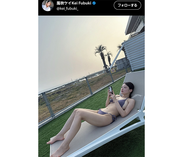 風吹ケイ、圧巻の美脚あらわな寝そべり姿公開
