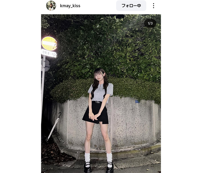 キラ・メイ、スラリ美脚あらわなモノトーンコーデでファン魅了！