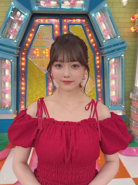 塩見きら、ミニ丈紅白衣装で美脚スラリ！