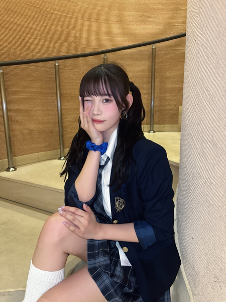 篠見星奈、スラリ美脚が艶めかしい！！制服姿でファン魅了！！