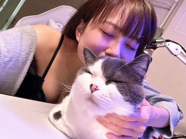 猫好きで「かにゃん」の愛称で知られている天宮花南、愛猫アルの3才の誕生日をお祝い。可愛すぎる溺愛2ショットを公開！