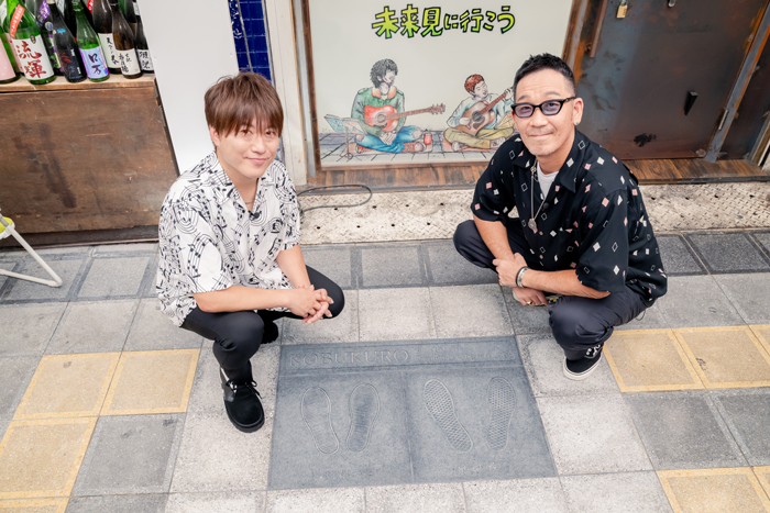 コブクロ、結成の地 大阪・堺銀座商店街にて、「足形モニュメント」除幕式に参加！