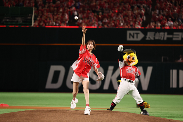 地元凱旋の篠田麻里子がセレモニアルピッチに登場!豪快投球もノーバンならず「悔しいです。」ソフトバンクホークス「鷹祭 SUMMER BOOST 2025」が開幕!
