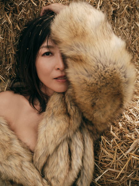 永遠のグラビアクイーン・かとうれいこ27年ぶり写真集『AROUND』発売