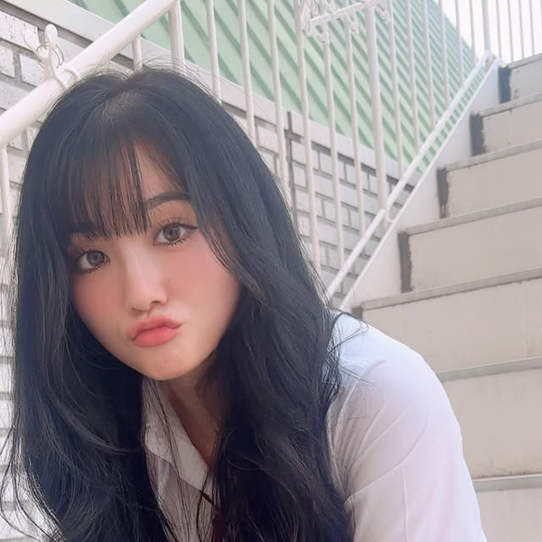 「アカン、可愛いねん」「めっちゃ可愛い」小寺真理、ミニスカ制服姿でファン魅了!ファン絶賛