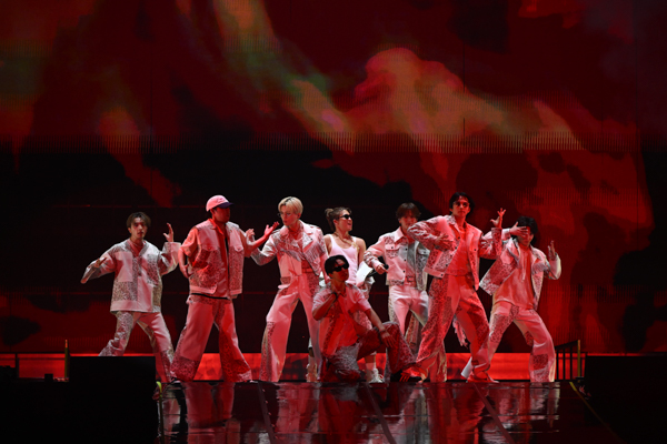 FANTASTICS、自身最大規模の単独公演3日間完走！仮面ライダー達のサプライズ登場も！