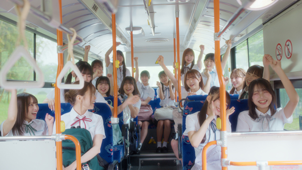 センターは地頭江音々！HKT48、19thシングル「半袖天使」MV解禁！白い制服姿の天使たちとカラフルな衣装に注目