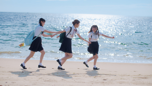 センターは地頭江音々！HKT48、19thシングル「半袖天使」MV解禁！白い制服姿の天使たちとカラフルな衣装に注目