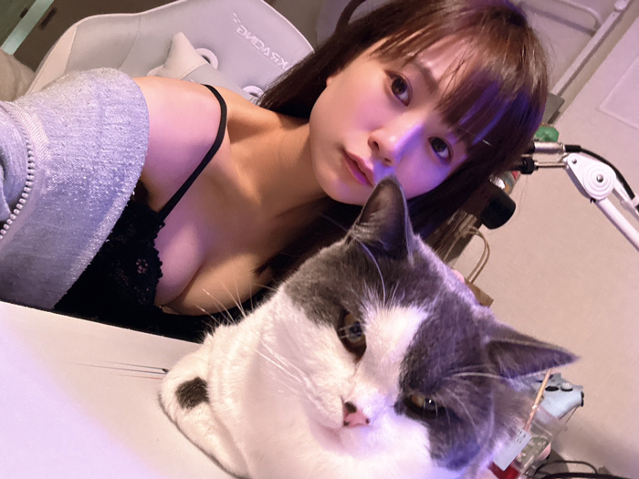 猫好きで「かにゃん」の愛称で知られている天宮花南、愛猫アルの3才の誕生日をお祝い。可愛すぎる溺愛2ショットを公開！