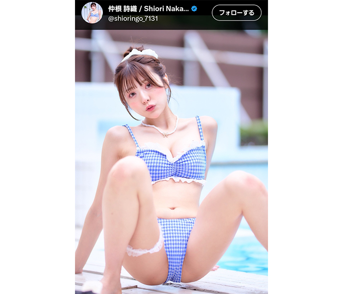 仲根詩織、キュートビキニでM字開脚披露