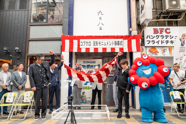 コブクロ、結成の地 大阪・堺銀座商店街にて、「足形モニュメント」除幕式に参加！