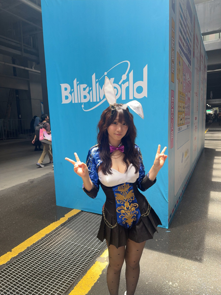 伊織もえ、美谷間あらわなコスプレ姿にファン釘付け！