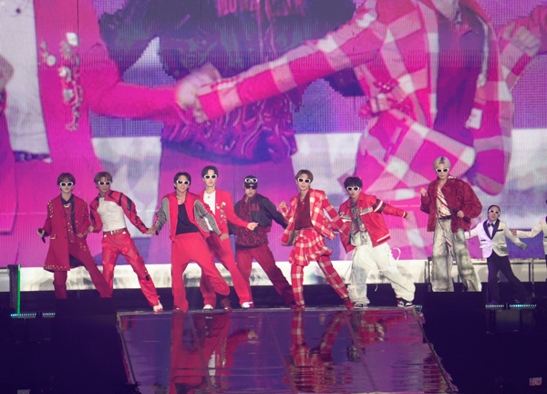 FANTASTICS、自身最大規模の単独公演3日間完走！仮面ライダー達のサプライズ登場も！