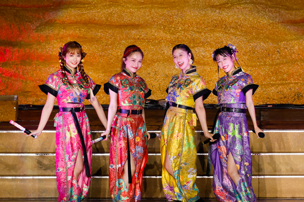 ももクロが恒例の夏ライブ『ももクロ夏のバカ騒ぎ』を開催。花火、放水、盆踊り…初開催となる横浜スタジアムでモノノフと共に熱狂した真夏の祝祭的な2日間