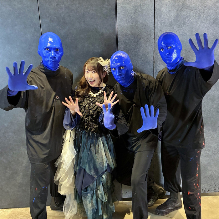 水樹奈々がブルーマングループと圧巻の共演！