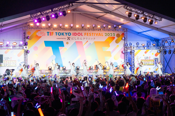 指原莉乃プロデュースのアイドルグループ＝LOVE。　9年連続で「TOKYO IDOL FESTIVAL」に出演！野外メインステージのHOT STAGEにて、初の大トリで熱気溢れるステージを披露！