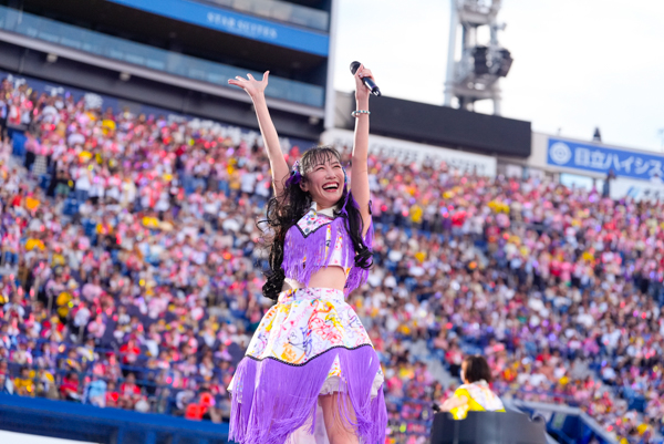 ももクロが恒例の夏ライブ『ももクロ夏のバカ騒ぎ』を開催。花火、放水、盆踊り…初開催となる横浜スタジアムでモノノフと共に熱狂した真夏の祝祭的な2日間
