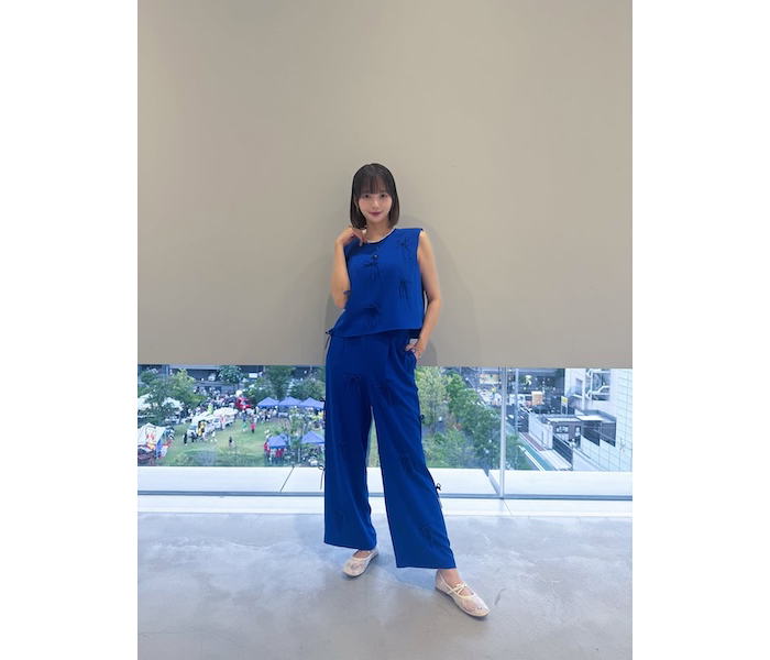 岡田紗佳、シックなブルーコーデで美スタイル披露！「魅力的すぎる」