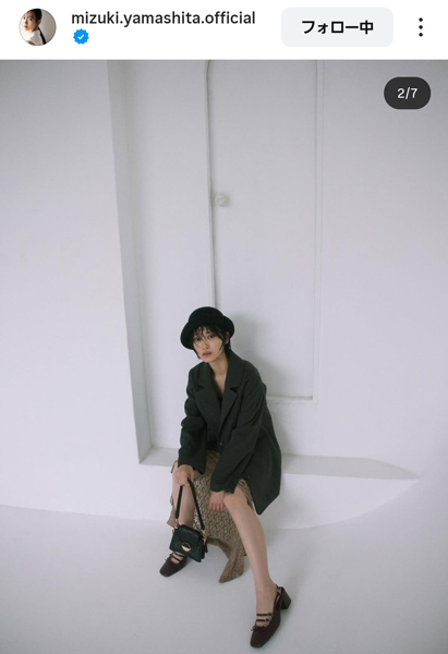 山下美月、クールモードなファッションでファン魅了