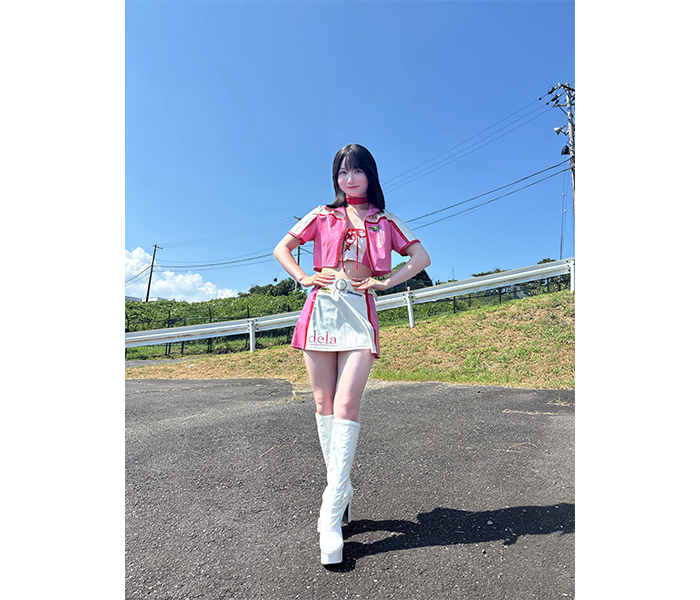 dela・竹下優里、可愛さも綺麗さも兼ね備えた「美脚」レースクィーン姿披露