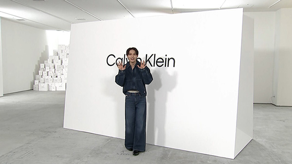 兵頭功海、デニムのセットアップ姿で「Calvin Klein Harajuku Flagship／カルバン・クライン原宿」グランドオープンのフォトコールに登場。