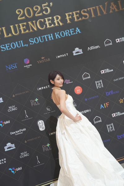 萌名/河北彩伽がアジアのスターに！韓国ソウルで初開催されたAIFでアジアスター賞とベストモデル賞をW受賞し快挙達成。